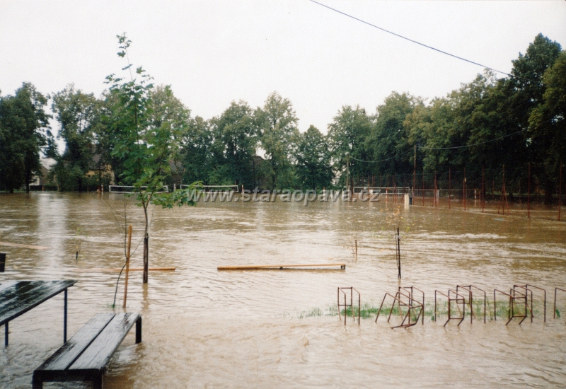 1997 (11).jpg - Povodně 1997 - Fugnerova ulice, hřište